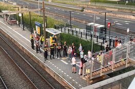 Grote groep jongeren uit trein gezet bij Haarlem-Spaarnwoude