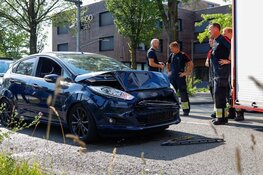 Gloednieuwe auto betrokken bij kop-staart botsing in Haarlem
