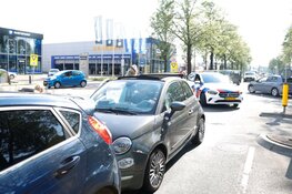 Gloednieuwe auto betrokken bij kop-staart botsing in Haarlem