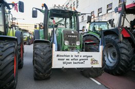 Boeren protesteren met blokkades op A9 en Mediapark