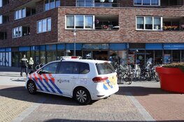 Veel politie ter plaatse na melding overval bij supermarkt in Haarlem