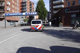 Veel politie ter plaatse na melding overval bij supermarkt in Haarlem