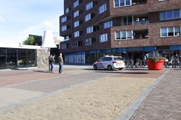 Veel politie ter plaatse na melding overval bij supermarkt in Haarlem