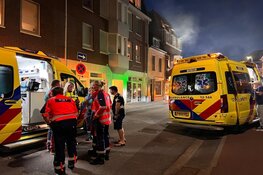 Brandweer redt twee mensen uit dakgoot bij brand