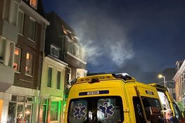 Brandweer redt twee mensen uit dakgoot bij brand