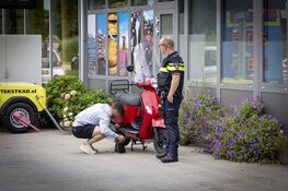 Scooterrijdster gewond door afslaande taxichauffeur in Heemstede