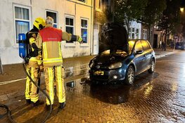 Auto vliegt in brand tijdens het rijden in Haarlem
