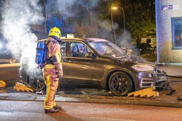 Elektrische auto door brand verwoest in Haarlem