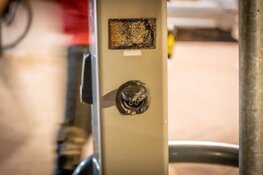 Elektrische auto door brand verwoest in Haarlem