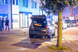 Elektrische auto door brand verwoest in Haarlem