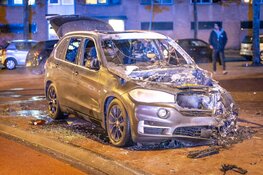 Elektrische auto door brand verwoest in Haarlem