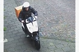 Wie herkent deze scooterbestuurder?