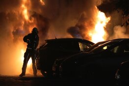 Drie auto&#39;s getroffen door brand in Haarlem