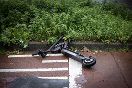 Jongen gewond na botsing met elektrische step tegen auto in Haarlem