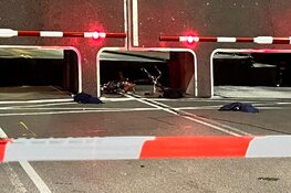 Man valt terwijl brug open gaat