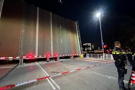 Man valt terwijl brug open gaat