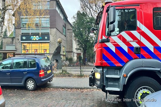Brandweer bevrijdt jongetje uit basketbalrek in school in Haarlem