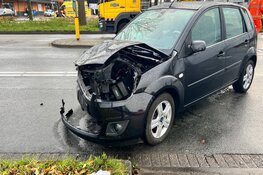 Twee auto&#39;s tegen elkaar gebotst in Haarlem