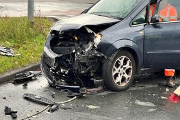 Twee auto&#39;s tegen elkaar gebotst in Haarlem