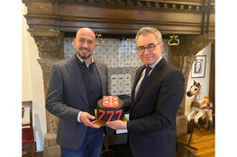 Jubileumtaart voor burgemeester Wienen