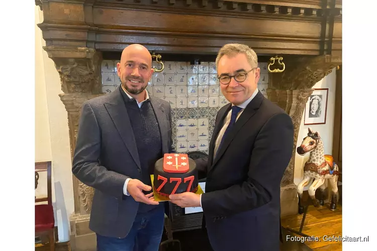 Jubileumtaart voor burgemeester Wienen