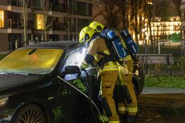 Geparkeerde auto in Haarlem van binnen flink beschadigd, mogelijk door vuurwerk