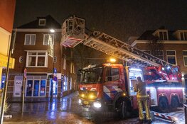 Fietser onderuit door feestverlichting in winkelstraat in Haarlem