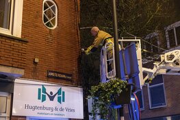 Fietser onderuit door feestverlichting in winkelstraat in Haarlem