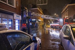 Fietser onderuit door feestverlichting in winkelstraat in Haarlem