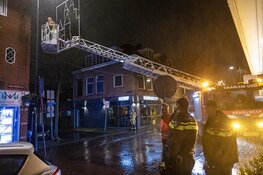 Fietser onderuit door feestverlichting in winkelstraat in Haarlem