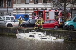 Brandweer pompt deels gezonken boot leeg in centrum Haarlem