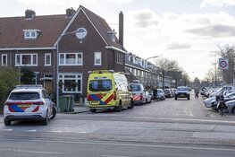 Man schrikt van auto en komt ten val in Haarlem