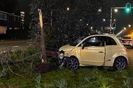 Auto knalt op boom na botsing in Heemstede