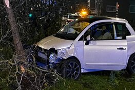Auto knalt op boom na botsing in Heemstede