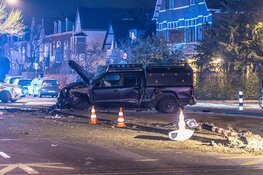 Auto crasht bij spoorwegovergang Bloemendaal, bestuurder gewond en enorme ravage