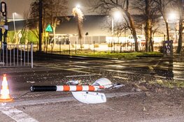 Auto crasht bij spoorwegovergang Bloemendaal, bestuurder gewond en enorme ravage