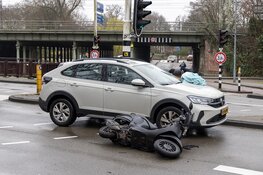 Scooterrijdster gewond bij ongeval op de Verspronckbrug in Haarlem