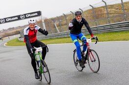 4.000 deelnemers trappen fietsseizoen af in razendsnel Zandvoort