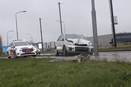 Automobilist komt tot stilstand tegen lantaarnpaal in Haarlem