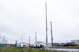 Automobilist komt tot stilstand tegen lantaarnpaal in Haarlem