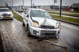 Automobilist komt tot stilstand tegen lantaarnpaal in Haarlem
