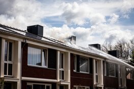 Brand op dak met zonnepanelen in Haarlem