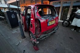Automobilist maakt stuurfout met flinke gevolgen in winkelstraat Haarlem