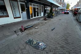 Automobilist maakt stuurfout met flinke gevolgen in winkelstraat Haarlem