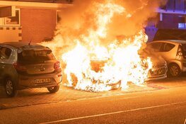 Auto`s door brand verwoest aan Bertha von Suttnerstraat in Haarlem