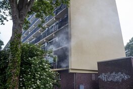 Forse schade door brand op balkon van flat in Haarlem