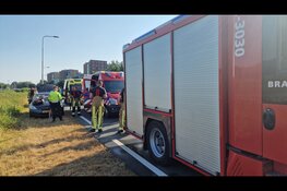 Auto te water in Haarlem, omstander springt er achteraan
