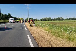 Auto te water in Haarlem, omstander springt er achteraan