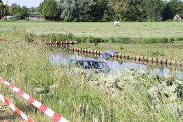 Auto te water in Haarlem, omstander springt er achteraan