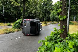 Bestelbus op zijn kant in Haarlem